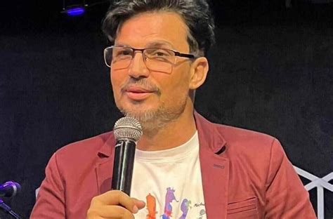 Ator critica falsidade no pornô gay e revela motivo para largar o ramo Héteros ocupando o