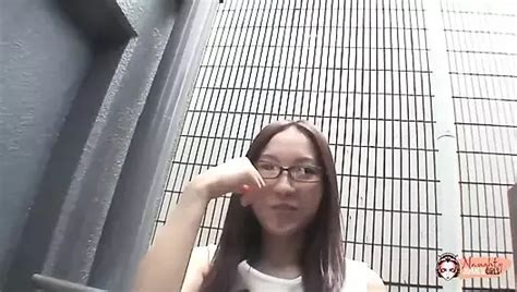 Aziatische Babe Miu Shinohara Onthult Haar Slanke Lichaam En Vingert Haar Harige Strakke Poesje