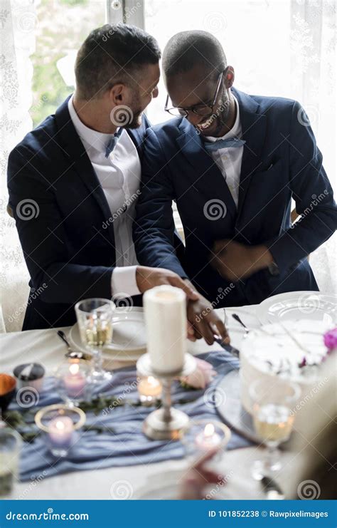 Torta Gay Del Corte De Los Pares Junto En La Recepci N Nupcial Foto De Archivo Imagen De