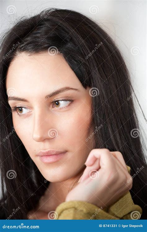 Verticale De Femme Attirante De Brunette Image stock Image du élégant méditatif