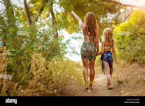 Mutter Tochter Bikini Fotos Und Bildmaterial In Hoher Aufl Sung Alamy