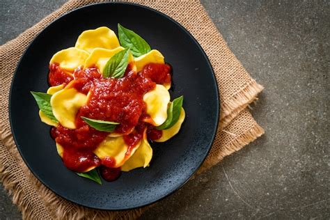 Ravioli Molho De Tomate E Manjeric O Foto Premium