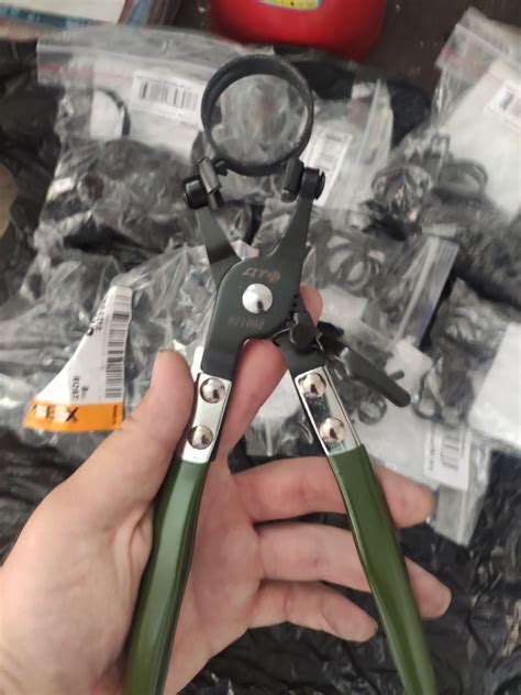 Самозажимные хомуты "пружинные хомуты" — Lada 21093i, 1,5 л, 2003 года ...