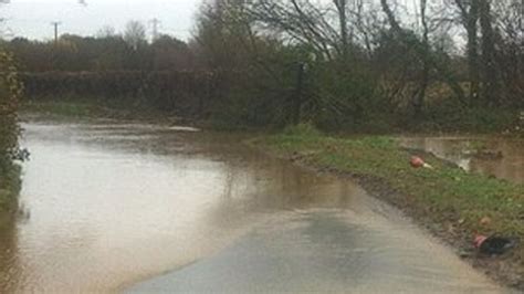 Heavy rain causes flood problems in Wiltshire - BBC News