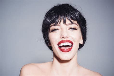 Ragazza Sul Fronte Sorridente Felice Che Posa Con Le Spalle Nude Signora In Parrucca Nera Con