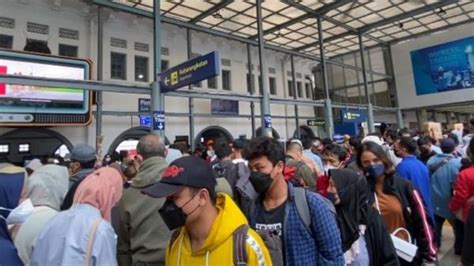 Libur Sekolah Penumpang Kereta Di Stasiun Pasar Senen Melonjak Persen