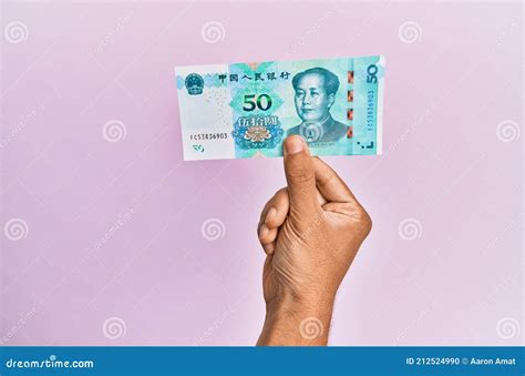 Mano Hispana Sosteniendo Un Billete De Yuanes Chinos Sobre Fondo