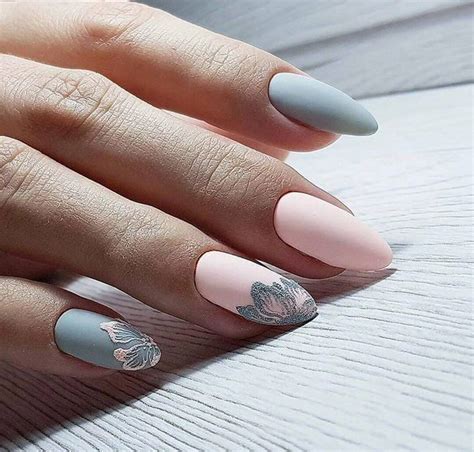 Manucure En Amande Effet Mat Rose Et Gris Solid Color Nails