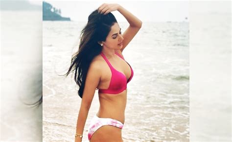 6 Hot Sexy Swaalina Bikini Pics