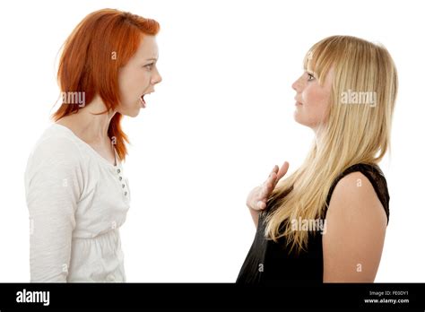 junge schöne rote und blonde behaarte Mädchen vor weißem Hintergrund