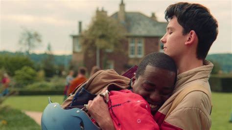 Asa Butterfield confirma producción de Sex Education con foto Rock Pop