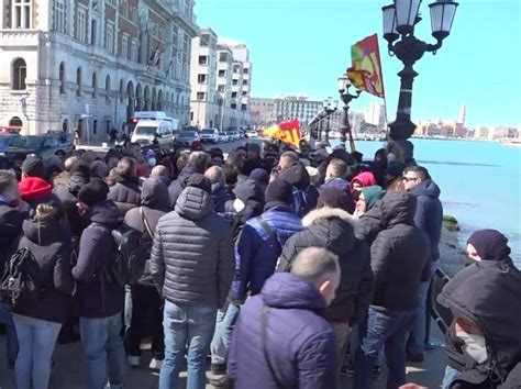 Bari Protesta Di Lavoratori Dellex Ilva Di Taranto Sotto La