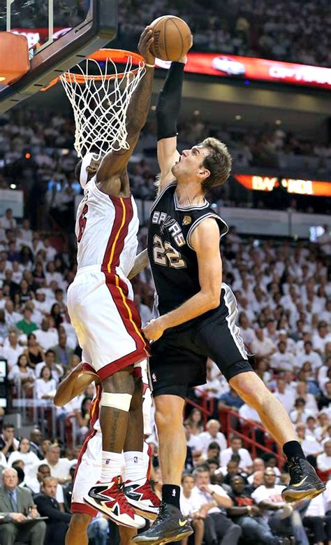 Pic: Lebron James blocks Tiago Splitter - Interbasket