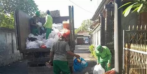 Tegas Buang Sampah Di TPA Temesi Gianyar Wajib Dipilah Truk Melanggar