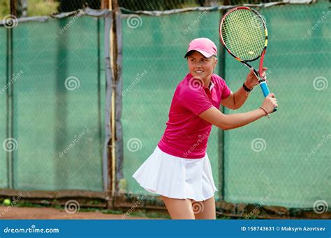 Mujer Activa Alegre Jugando Tenis En La Pista Vestido Con Camiseta