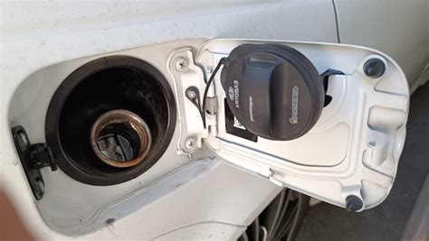 Установил крючок на крышку бензобака приора, от Nissan — Lada Приора ...