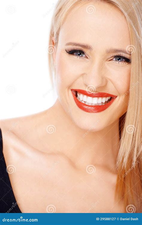 Portret Van Glimlachende Blonde Leuke Vrouw Met Rode Lippenstift Stock Afbeelding Image Of