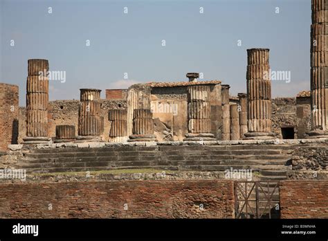 Italy Campania Pompeii The Temple Of Jupiter In Pompeii Stock Photo Alamy