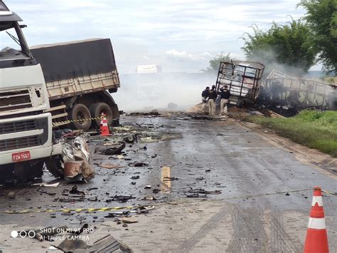 Acidente Na Br 163 Mata Uma Pessoa Carreta Com Milho é Destruída Pelas