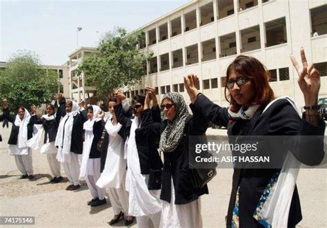 Pakistani Women Lawyers Join Hands In Front Of The City Court News