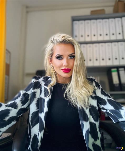 Польская начальница категории MILF banana by 50 оттенков жёлтого Лучше банан в руке чем