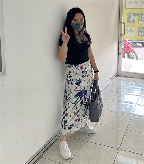 9 Ootd Ala Seleb Dengan Bawahan Batik Dan Tenun Stunning