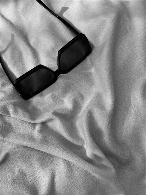 Черно белая эстетика очки на ткани, очки на текстиле