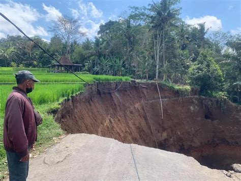 Jalan Jebol Di Bali Lokasi Banjar Cebok Gianyar Sudah Rusak Sejak