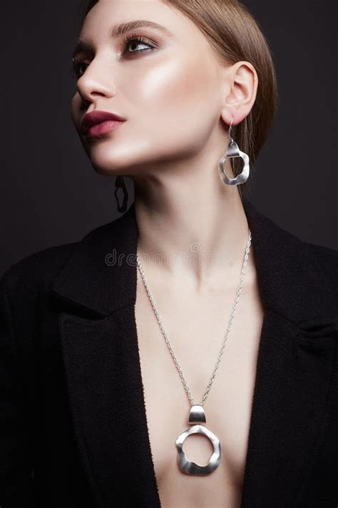 Belle Femme Blonde Sexuelle En Bijoux Image Stock Image Du Frais Filtre 68408865