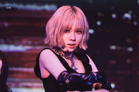 On Twitter SHES SO HOT