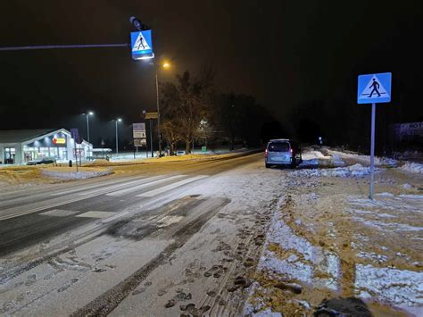 Ominął stojące przed przejściem dla pieszych auto Wjechał w znajdującą