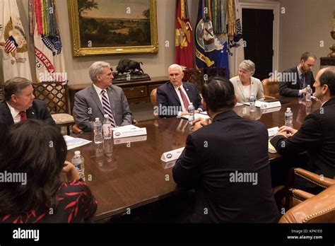 Bipartisan members congress group hi-res stock photography and images ...