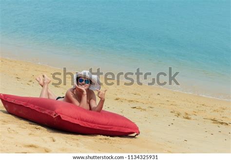Woman Naked White Hat Sunglasses Lies Stock Photo 1134325931 Shutterstock