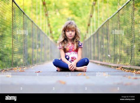 Portrait D Une Petite Fille Assise Sur Un Pont Banque D Images Photo Hot Sex Picture