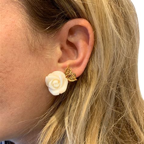 Une Paire De Boucles Doreilles Dior “roses Prés Catelan” En Or Jaune