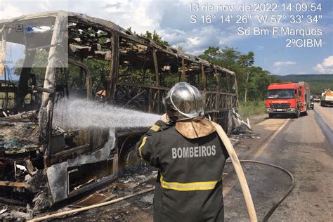 Ônibus pega fogo e fica destruído na BR 070 em MT