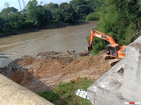 Warga Ikut Mengawasi Proyek Pembangunan Jembatan Ganefo Tangen Senilai