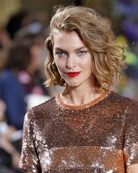 top  natural curly hairstyles  flaunt  curls