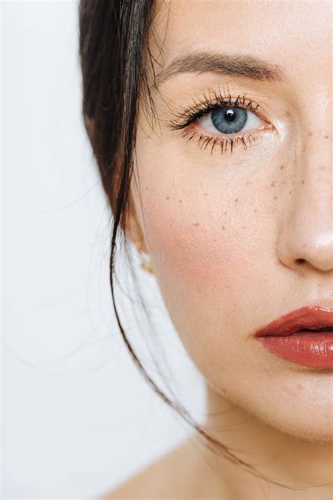 Portret Van Een Mooi Model Van Een Brunette Vrouw Met Sproeten En Blauwe Ogen Stock Afbeelding