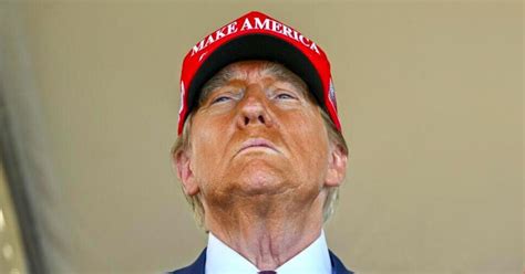 donald trump ridiculed  wearing   makeup  speech