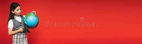 Jovencita De Brunette Con Ropa De Felpa Mirando Imagen De Archivo