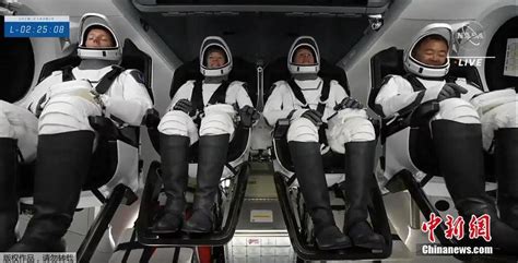 Spacex载人飞船搭载4名宇航员发射升空 搜狐大视野 搜狐新闻