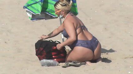 Dziewczyna W Bikini Na Plaży Tom