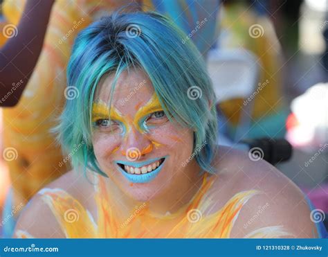 Os Artistas Pintam Inteiramente Modelos De Nude De Todas As Formas E Tamanhos Durante O O