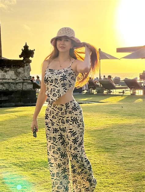 Ootd Ke Pantai Ala Aura Kasih Stylish Pakai Bikini Hingga Dress Photo Fimela