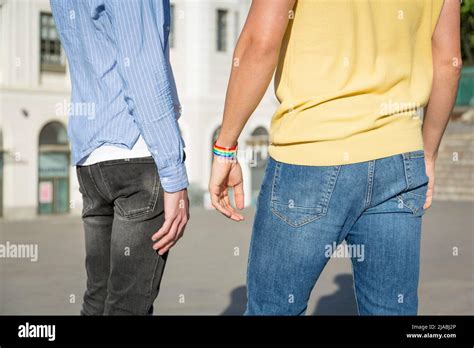 Jeune couple gay méconnaissable debout à proximité les uns des autres à l extérieur LGBT et