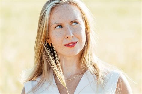 Premium Photo Beautiful Freckled Blonde Woman On A Golden Summer Field