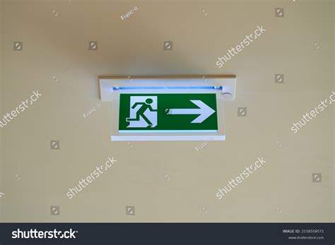Emergency Exit Sign Arrow Pointing Right Stock Photo 2158558571 ...