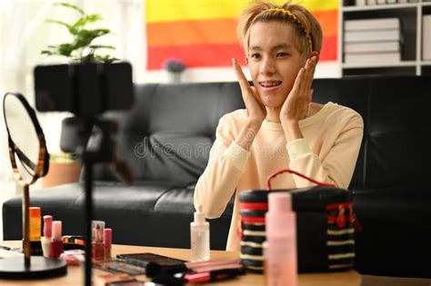 Joven Gay Influenciador Blogger De Belleza Filmando Tutorial De Rutina Diario De Maquillaje En
