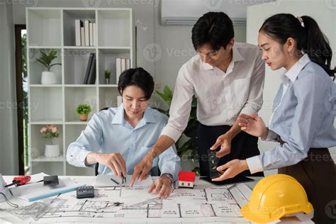 Collaborative Design Session and Planning. A team evaluates project